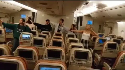 6名新加坡学生在机上集体表演传统瓦依阿塔毛利民歌（waiata）舞蹈，为新航空服人员打气。（视频截图）