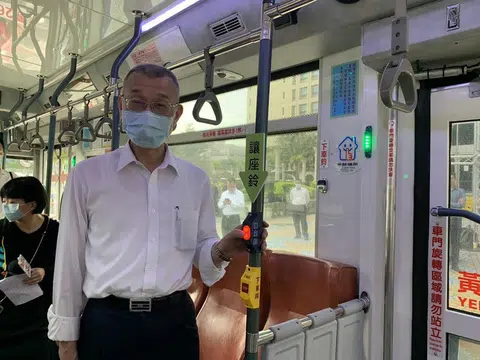 台北市政府在该市其中一条巴士路线的巴士上增设“让座铃”。（中央社）