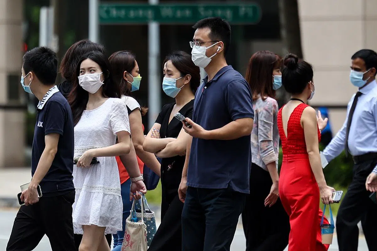 新加坡中央商业区的女性上班族。（联合早报）