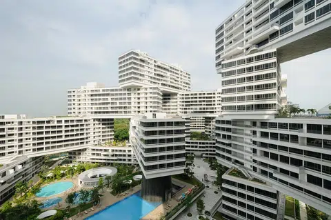 商人徐志刚买下翠城新景公寓一个300万元的单位，送给王芳作生日礼物。（建设局）