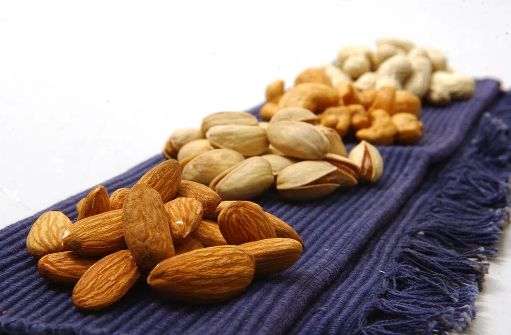 杏仁和开心果都富含膳食纤维。