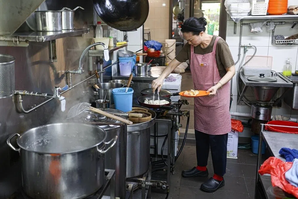 1月1日起，需处理食物的员工不再强制戴口罩或唾液防护罩。