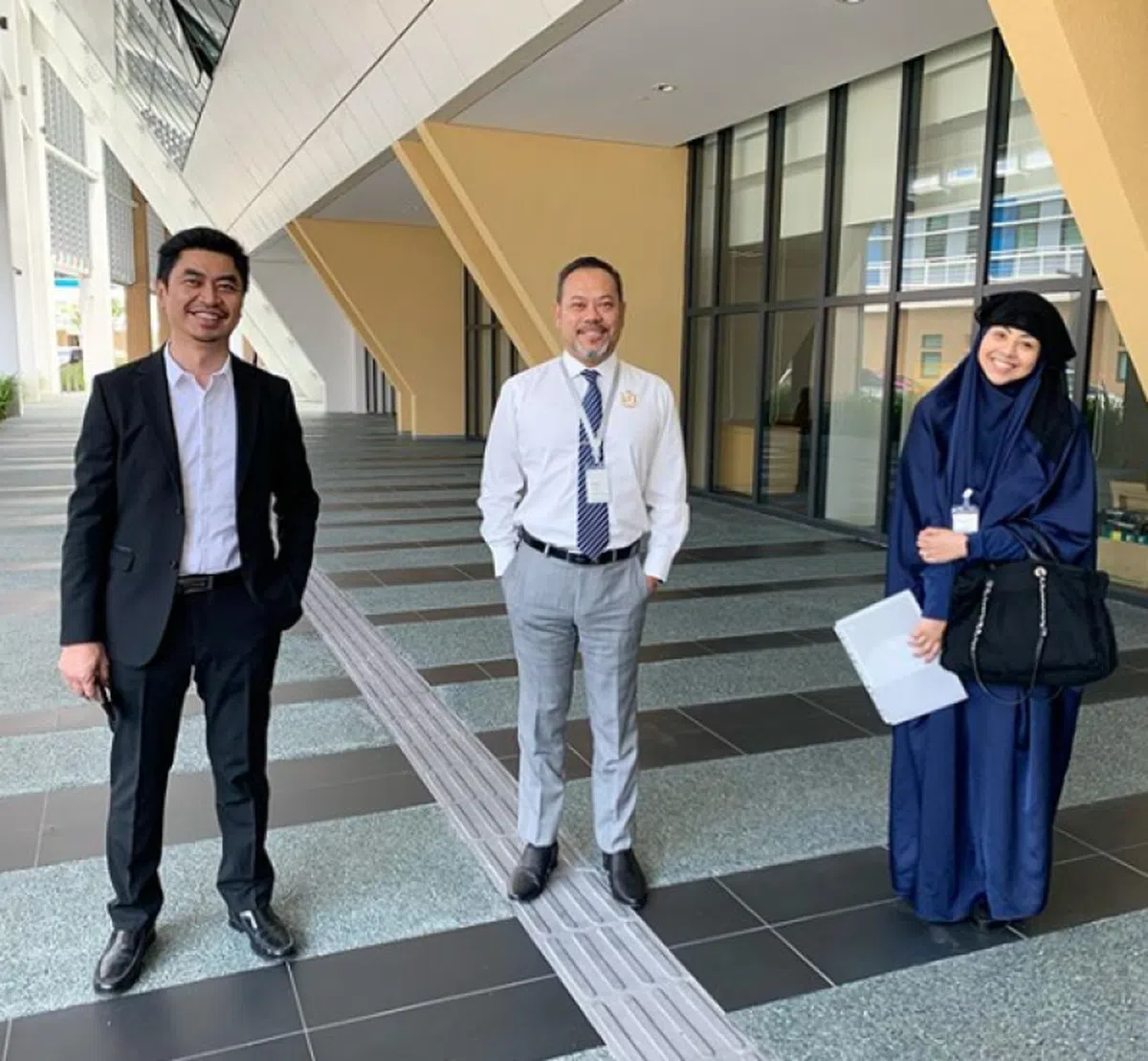  努鲁希达雅因夫妇与阿末马斯里察（中）合照。（努鲁希达雅因Instagram） 