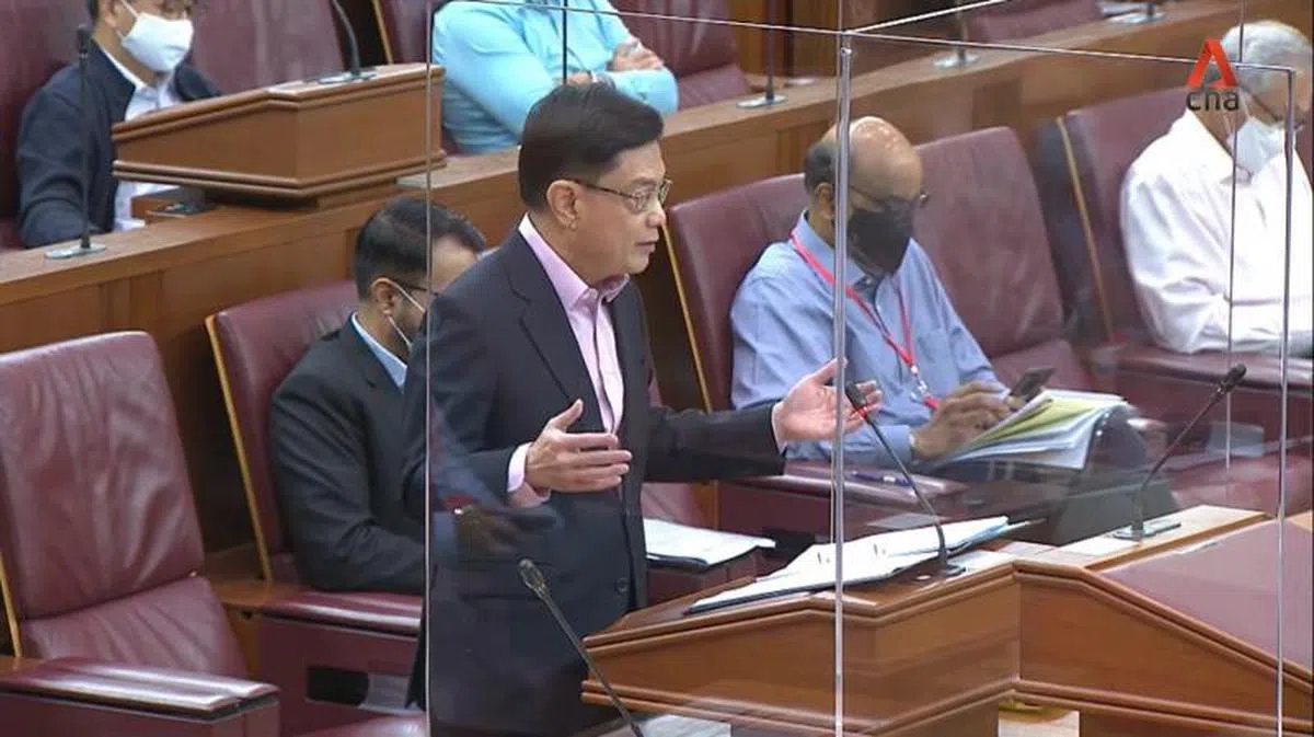  王瑞杰演讲时，可以看到国会反对党领袖毕丹星的座位已经被移到第一排，就在国务资政尚丹曼的右侧，王瑞杰的左侧。（新传媒视频截图） 