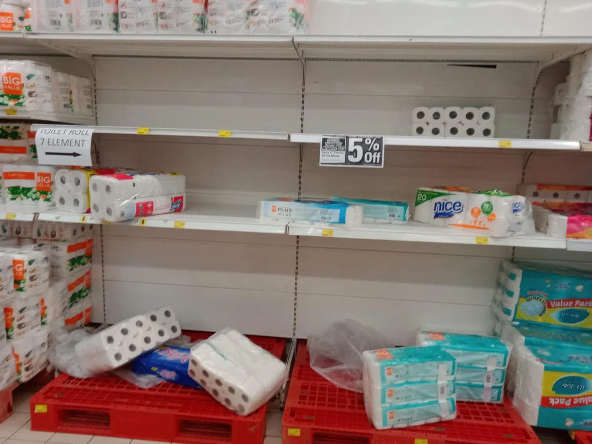  卫生纸本来就是新加坡人到马国购物的最爱，所以被扫走几袋也是很正常的事？。（李国豪摄） 