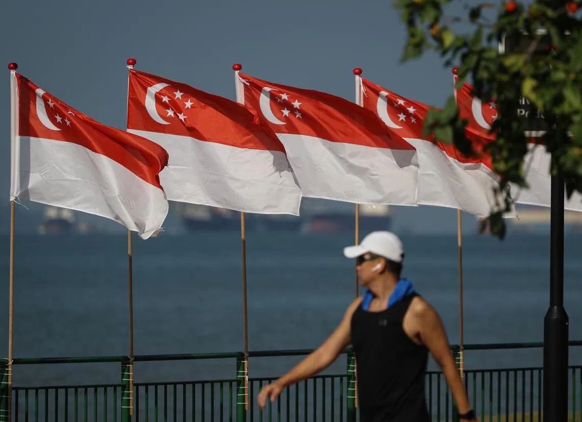 尽管近期受KTV夜店和裕廊渔港两大社区冠病感染群影响，但政府强调与冠病共处的决心不变。（联合早报）