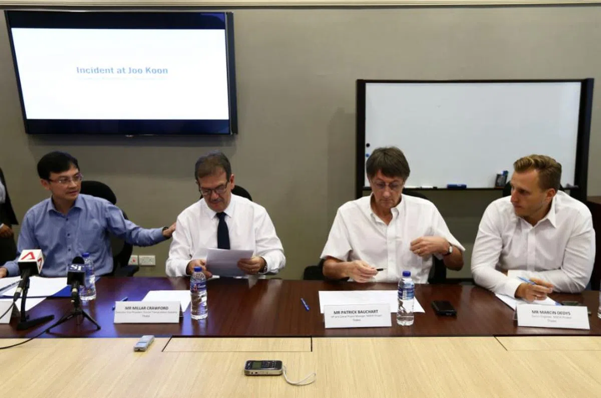  泰雷兹（地面交通系统）执行副总裁克劳福德（左二）在2017年11月21日举行的一场记者会上为裕群碰撞事故对乘客造成的影响和伤害道歉。（联合早报） 