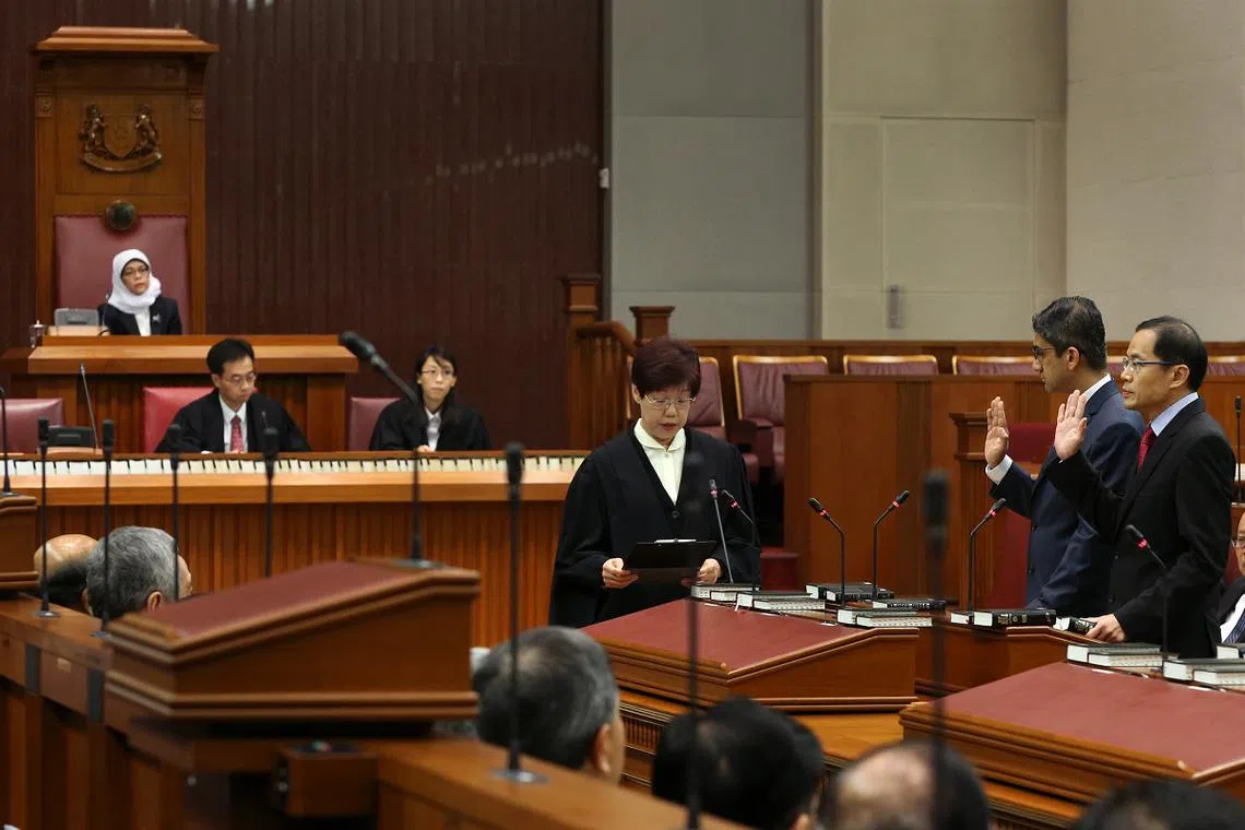 第13届国会于2016年1月15日开幕及举行宣誓仪式时，工人党代表贝理安（Leon Perera，右二）和陈立峰（Dennis Tan，右一）正式宣誓为非选区议员。（通讯及新闻部）