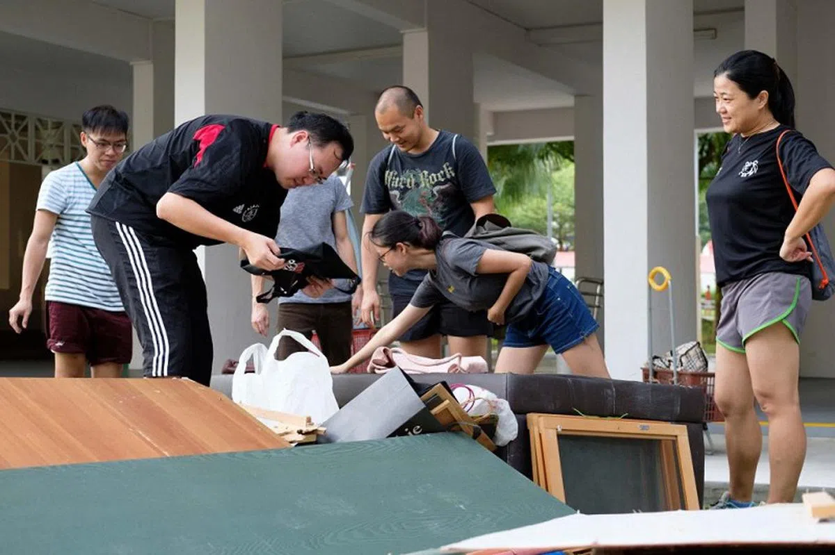  郑春林（左二）带团到垃圾堆里“掏宝”。（Rice Media） 