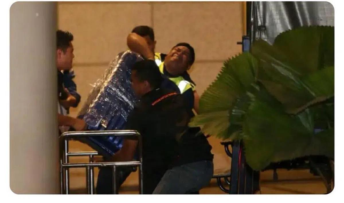  “生命中不可承受之重”：警员费力地把装有财物的行李箱搬上车。（互联网） 