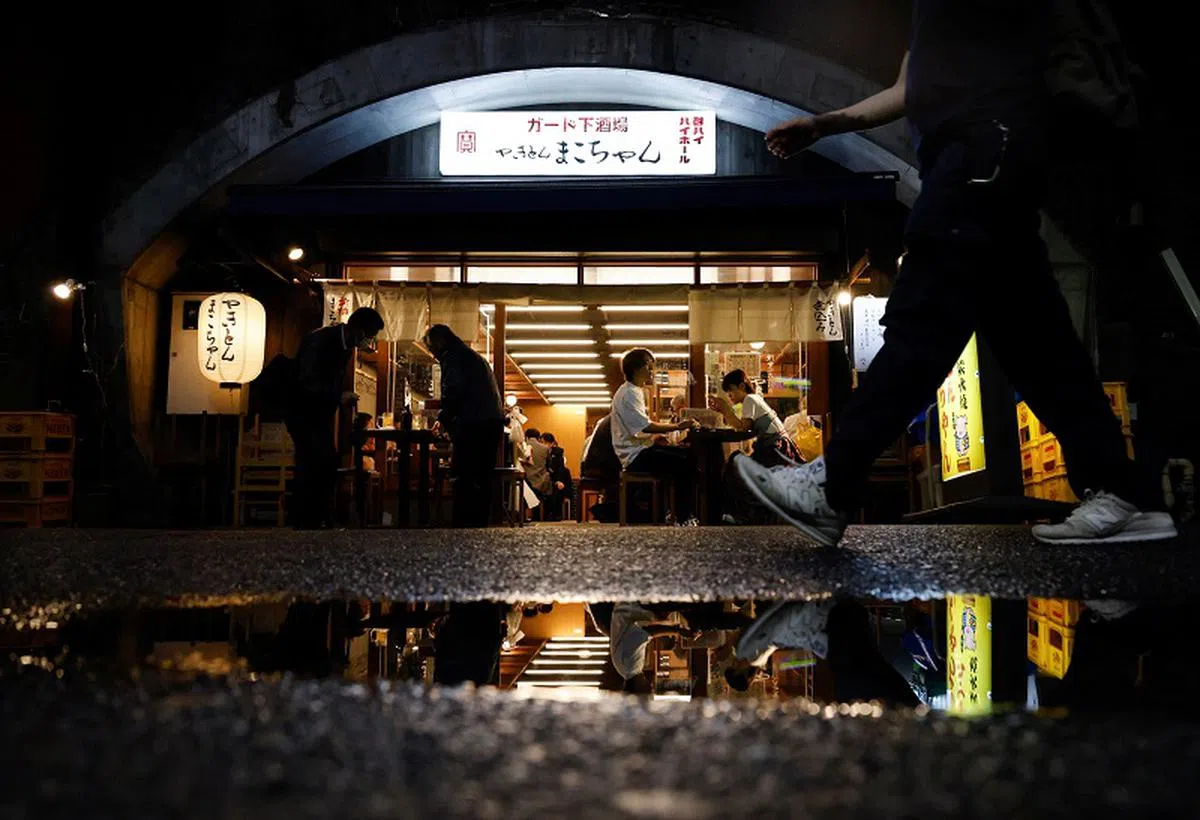 日本新桥区的一家酒居屋。（路透社）