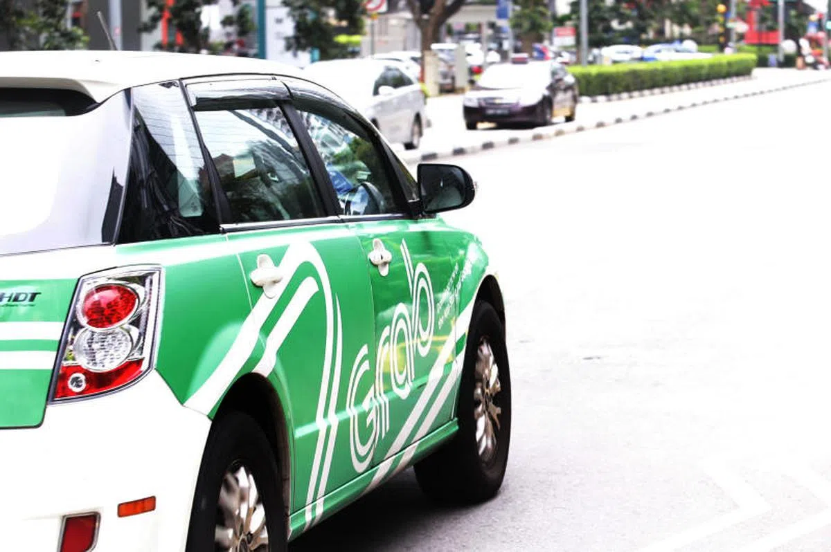 私召车Grab在公路上行驶。（联合早报）