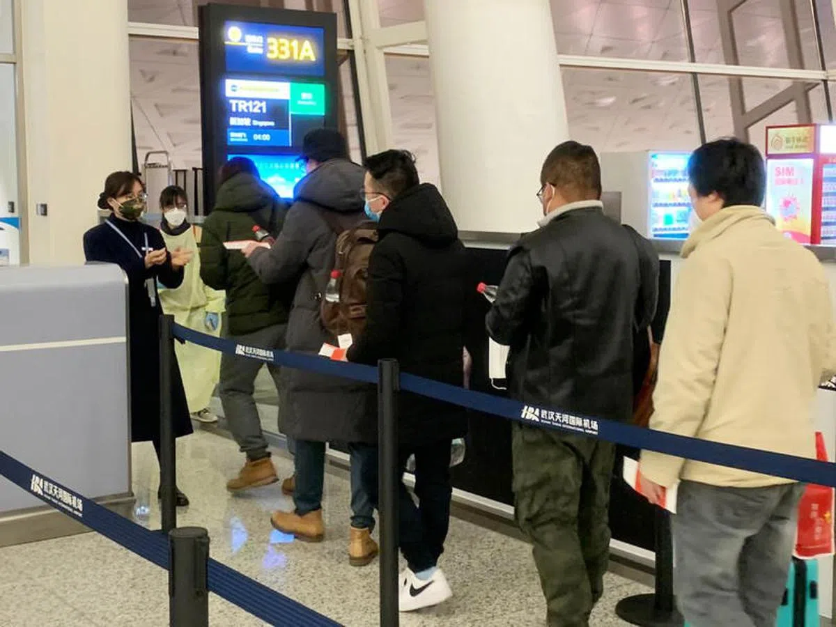  我国政府于2020年1月30日从中国武汉接回92名新加坡人，他们在外交部人员的陪同下乘搭酷航TR121班机回国，并将接受14天的隔离。新加坡人在武汉天河国际机场排队等候登机回国。（外交部提供） 