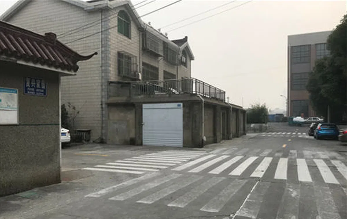  另一个十字路口赫然出现多组斑马线，有的清晰有的模糊。（互联网） 