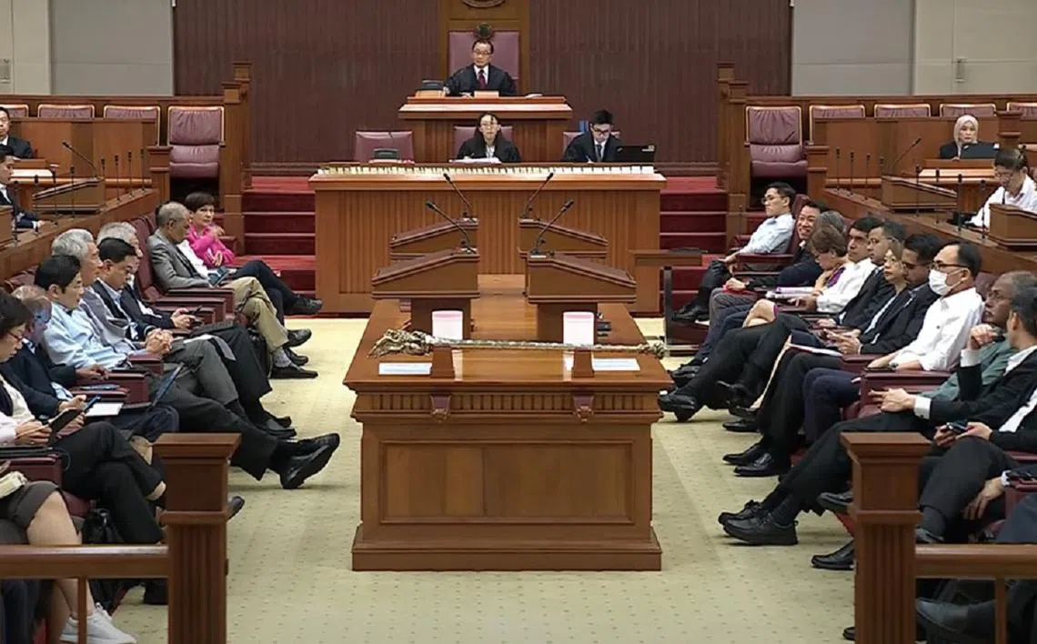 李显龙总理在8月国会上的答复，引出前进党非选区议员提出动议，暂停交通部长易华仁的议员职务和津贴。（国会直播视频截图）