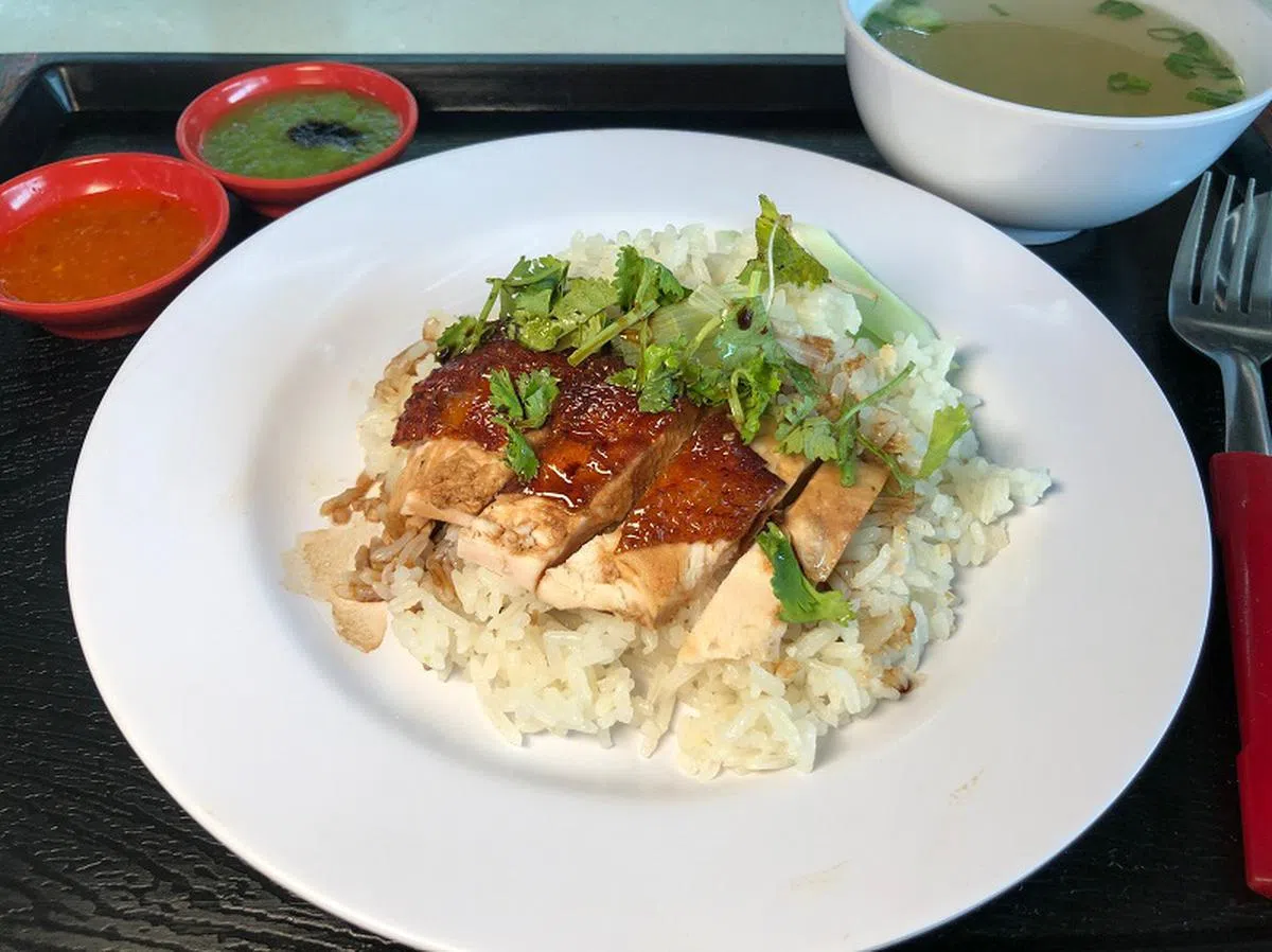 在新加坡的小贩美食中，蔬菜往往都只是配菜，如图中鸡饭洒上的香菜。（海峡时报）