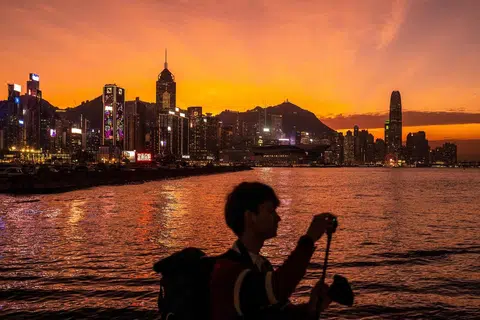 香港赶在“社会新鲜人起跑线”上就开始抢人才，将手伸向外国的176间大学的优秀毕业生们。（法新社）