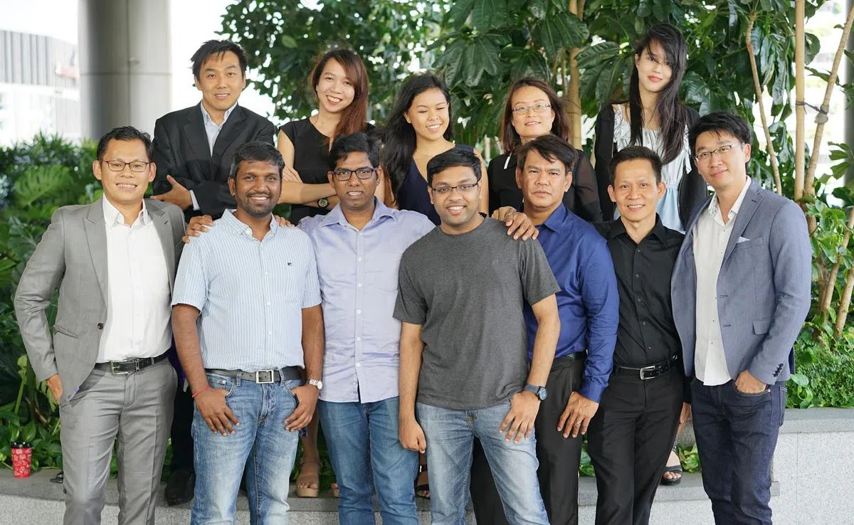  Regine（后排右一）在上大学时的兼职工同事。（Regine提供） 