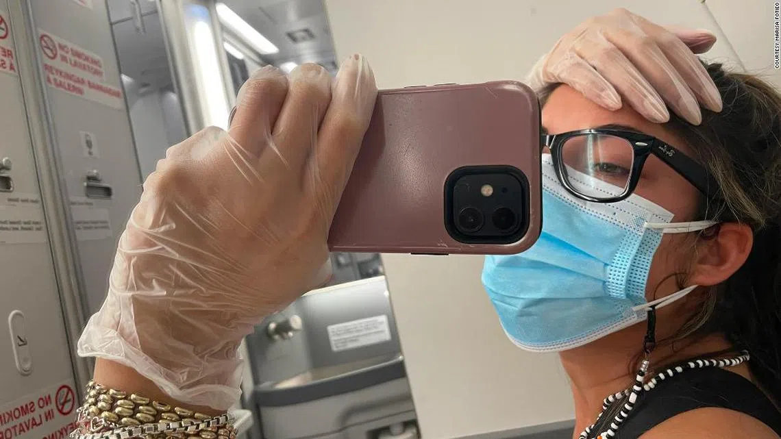 一名美国女子搭机途中自我检测呈阳性，在机舱没有合适空间下选择在厕所自我隔离。（Marisa Fotieo）