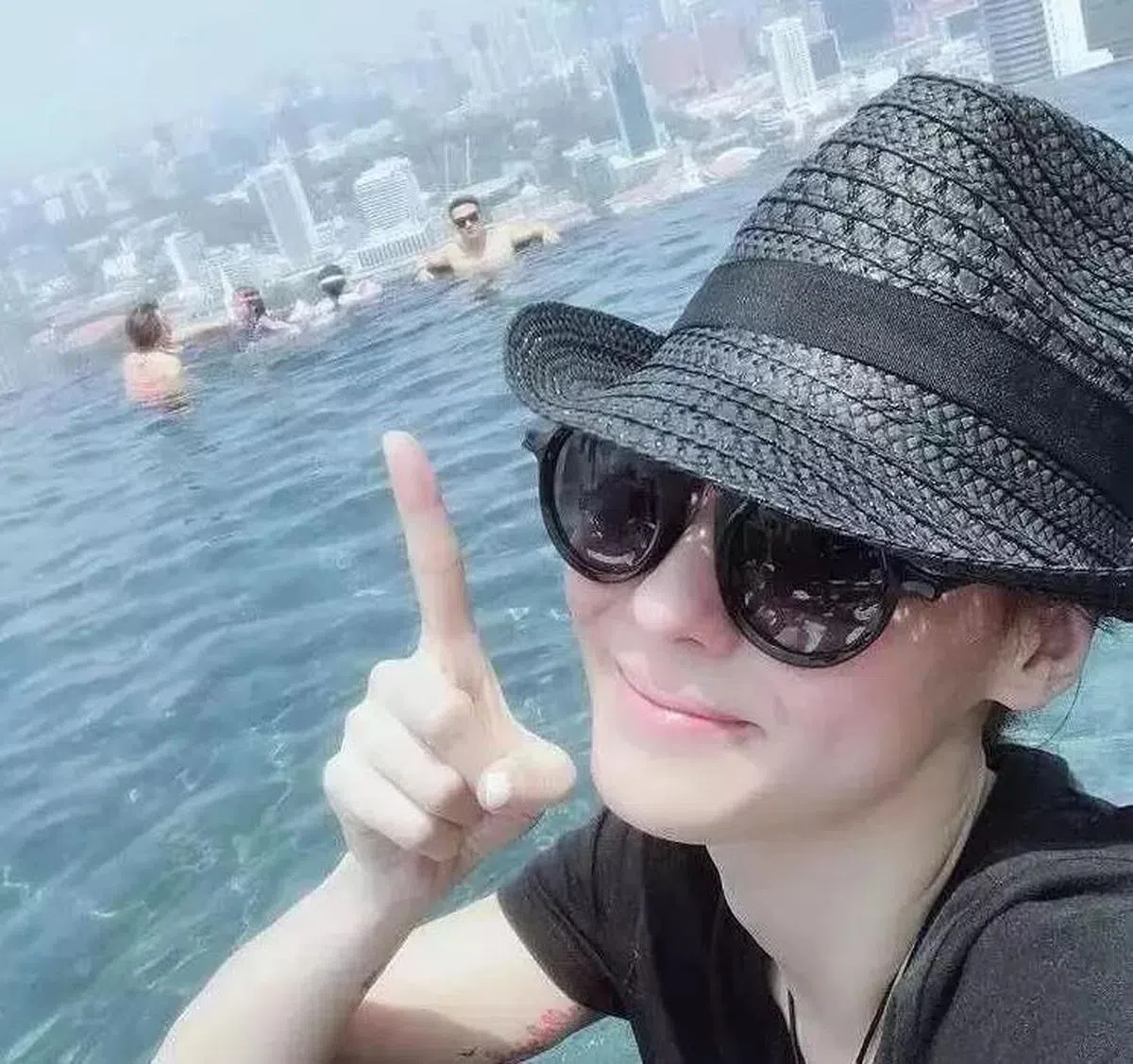  张柏芝在金沙无边泳池自拍。（互联网） 