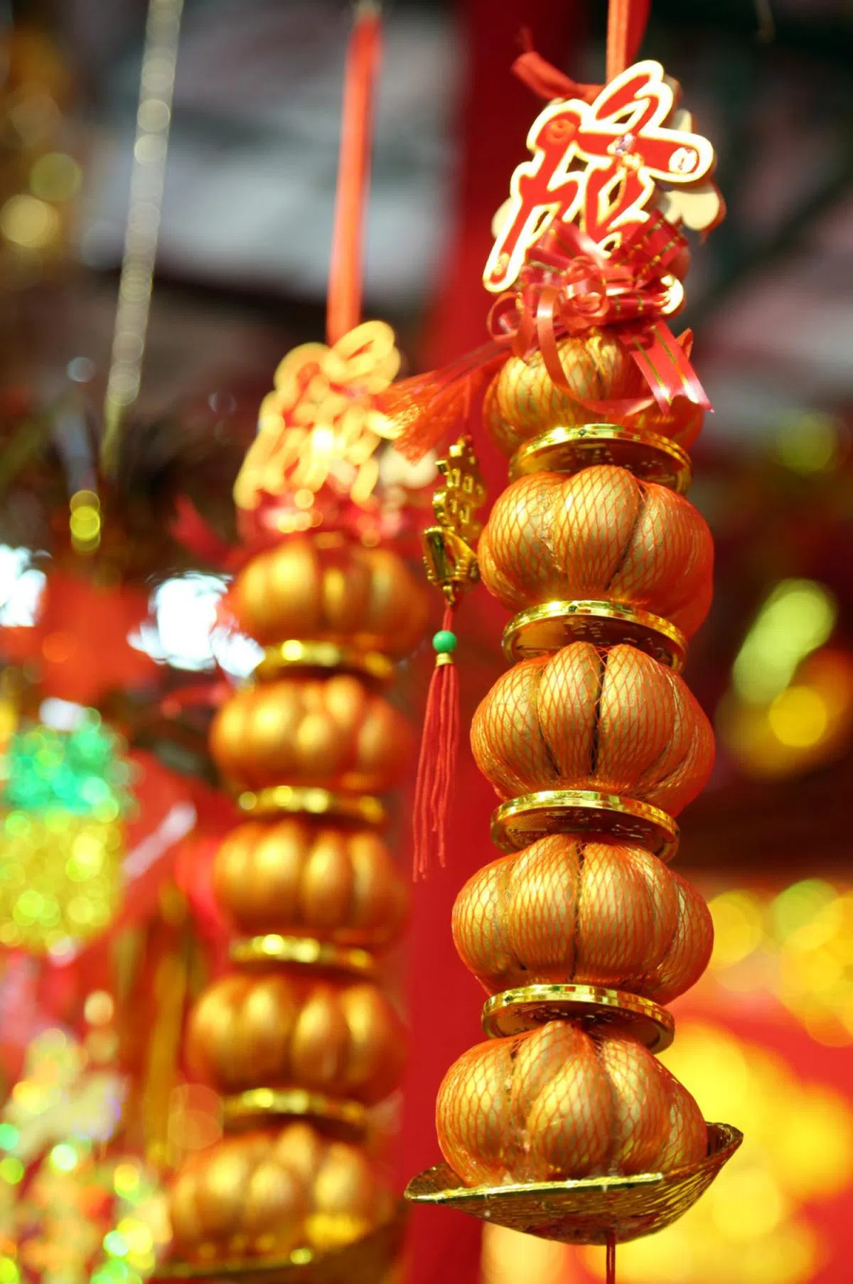 过年买些蒜头挂在家中，象征来年里有钱“算”。（联合晚报）