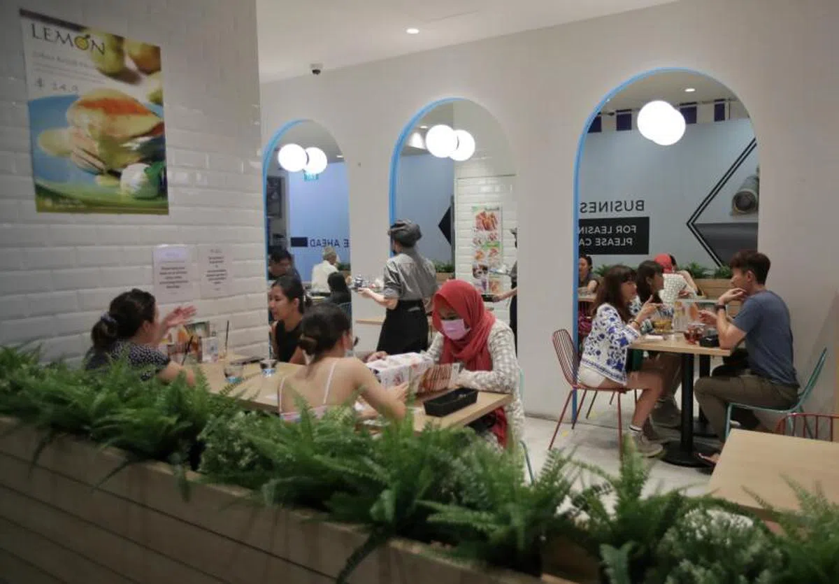 诺维娜Square 2餐馆8月15日允许五人堂食的情景。（海峡时报)