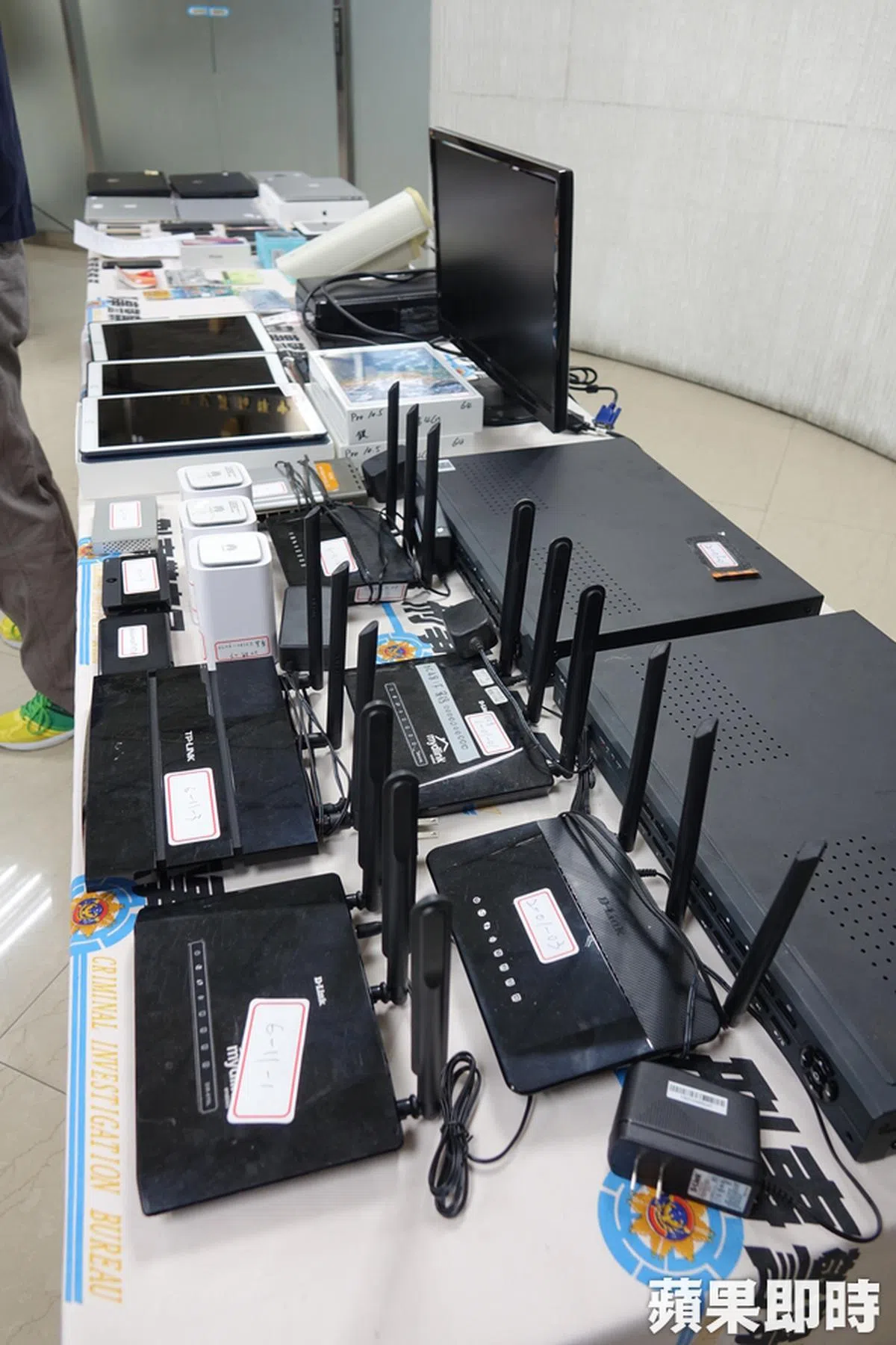  被台湾警方查扣的机房电脑网络设备和手机等犯罪工具。（苹果日报） 