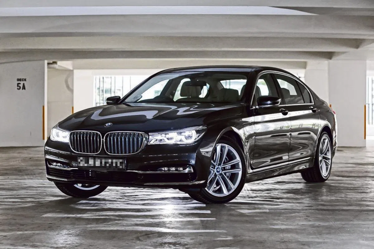 新娘在婚礼前，获家翁赠送一辆宝马轿车。（示意图）