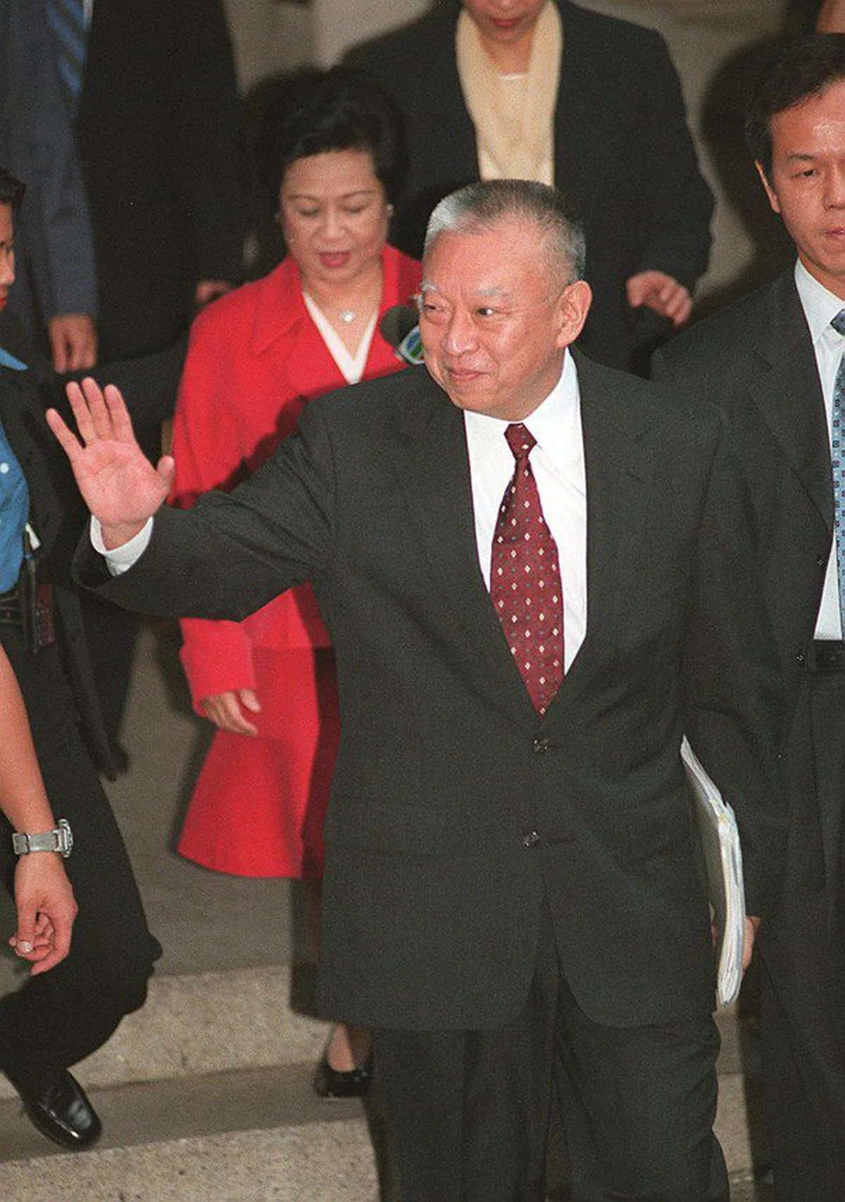  香港前特首董建华在2005年以“脚痛”为由辞职。（南华早报） 