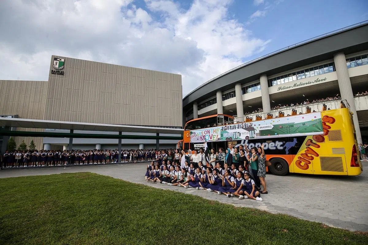  莱佛士女子中学搬离安德逊路，2019年10月21日早上入驻位于布莱德路的新校舍翻开历史新篇章。（联合早报） 