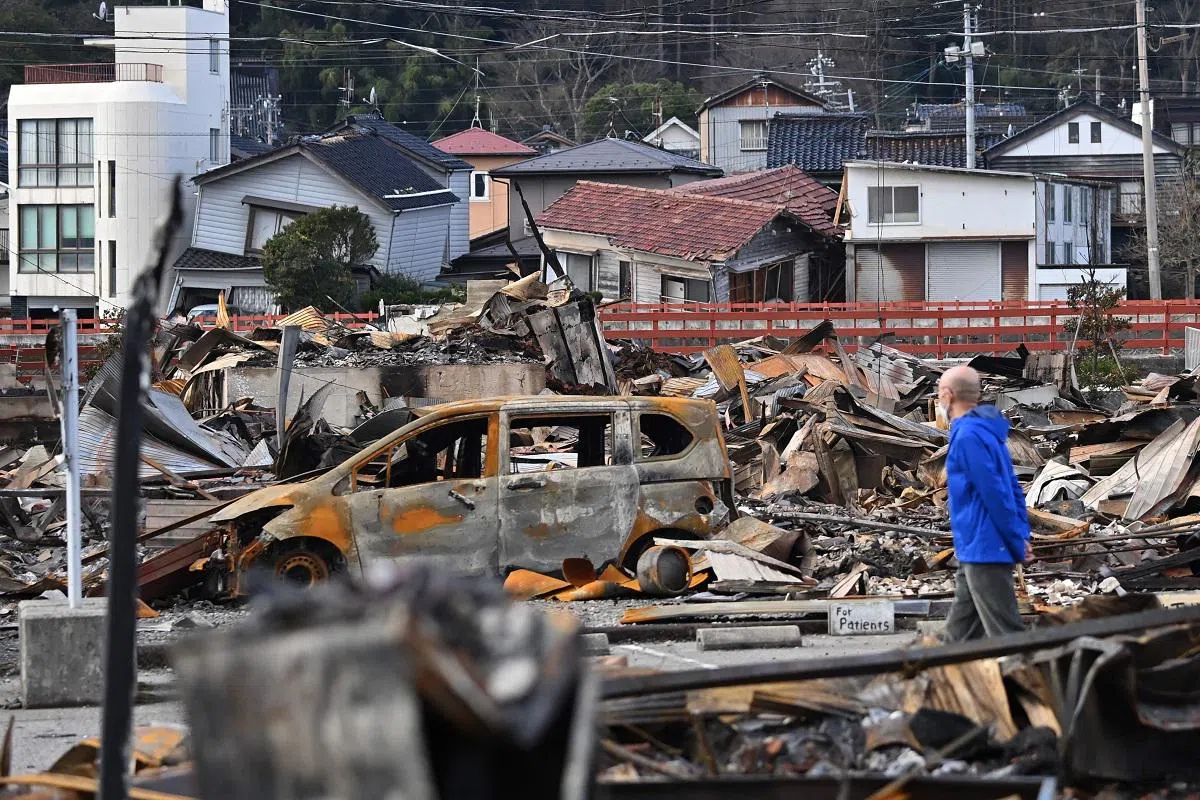 地震重灾区轮岛市有多栋房屋倒塌并烧毁。（路透社）