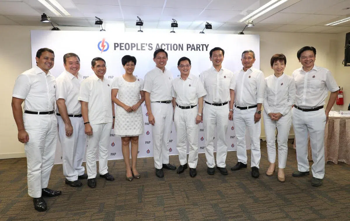  人民行动党于2018年11月23日公布新一届中央执行委员会职务。人民行动党新中央执行委员会成员包括：委员迪舒沙、司徒宇斌（左一左二）、英兰妮（左四起）、第二助理秘书长陈振声、第一助理秘书长王瑞杰、助理财政王乙康、委员维文、组织秘书傅海燕和委员黄循财。外交部兼国防部高级政务部长孟理齐博士（左三）也出席记者会。 