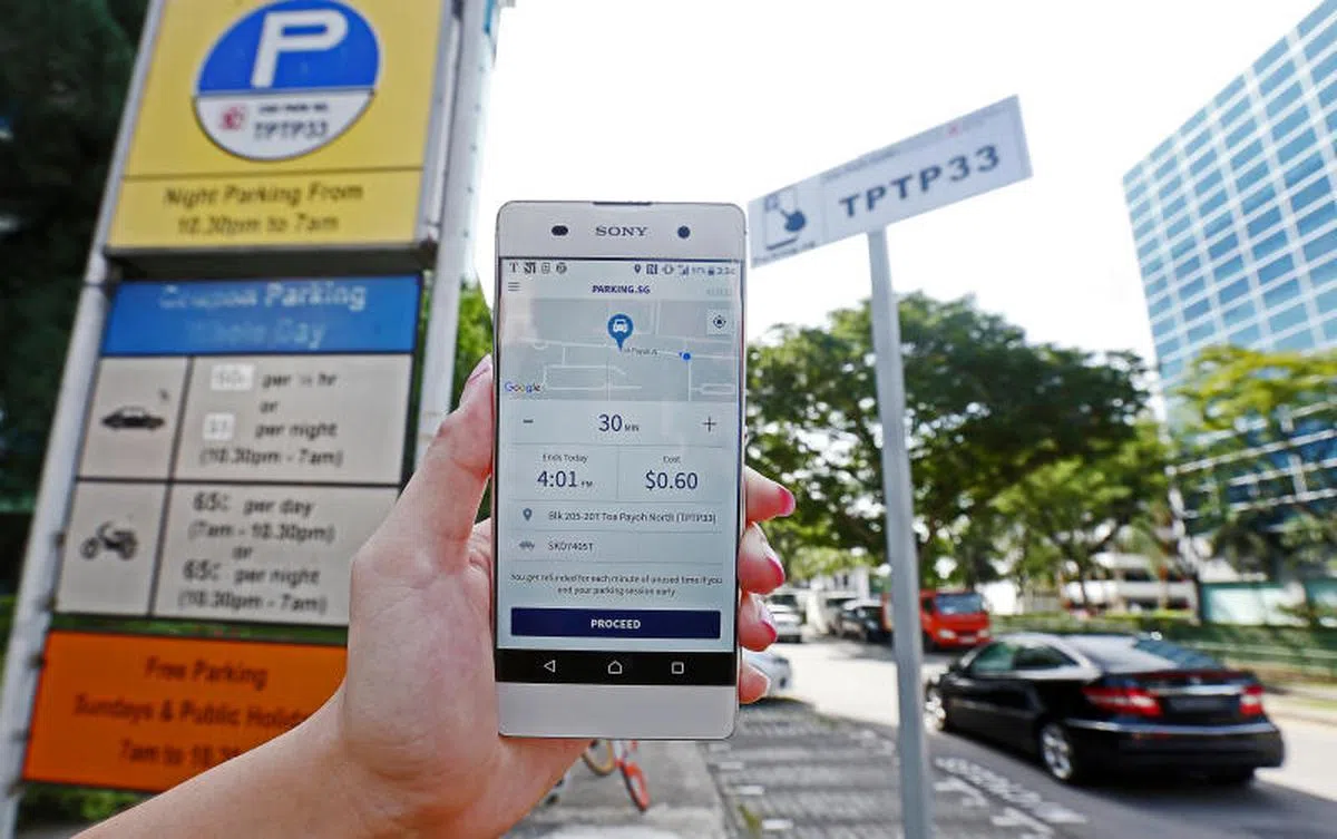 parking.sg数码停车应用让用户通过手机等移动设备，在全岛1100个公共停车场支付停车费。（联合早报） 