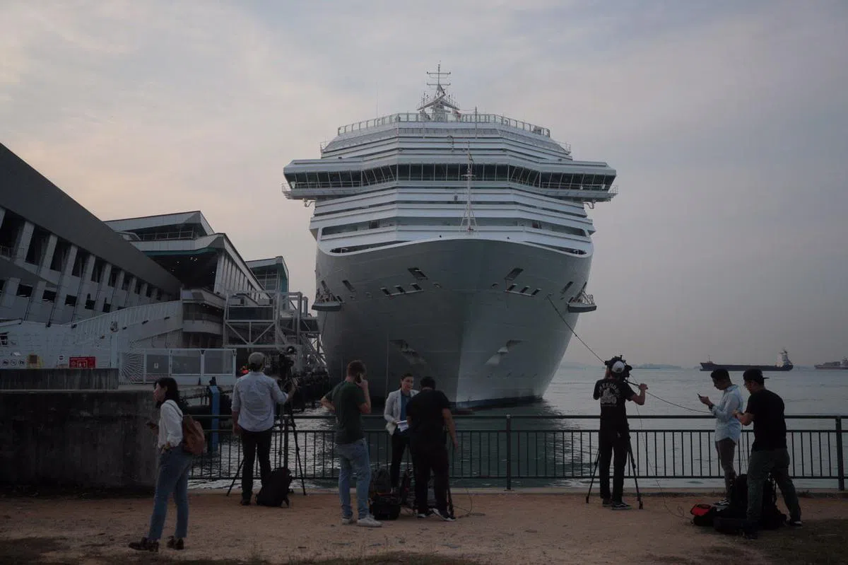  上午7点：有不少媒体聚集在岸边等待游轮驶入。（海峡时报） 