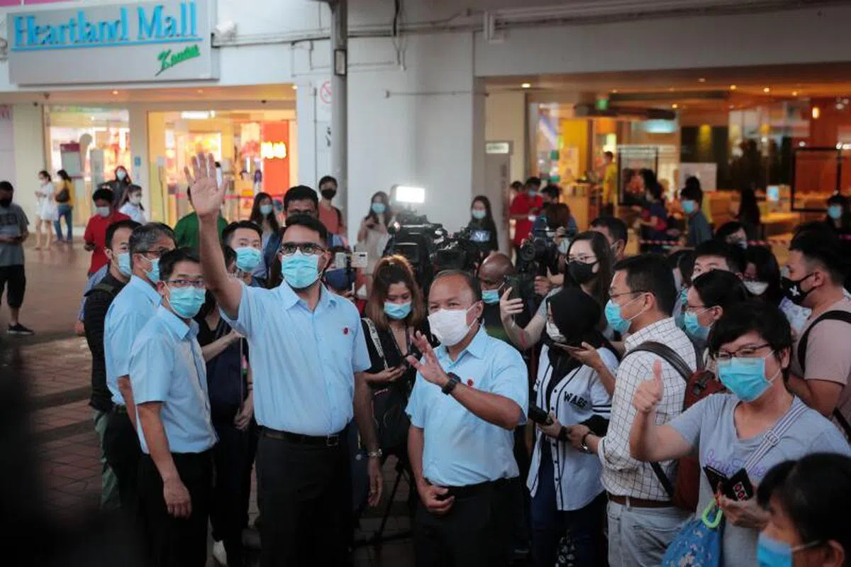  2020年大选竞选期最后一天，竞逐阿裕尼集选区的工人党秘书长毕丹星（举手者）于7月8日带领竞选团队候选人贝理安、严燕松和莫哈默费沙走访选区内的高文熟食中心拉票。（海峡时报） 