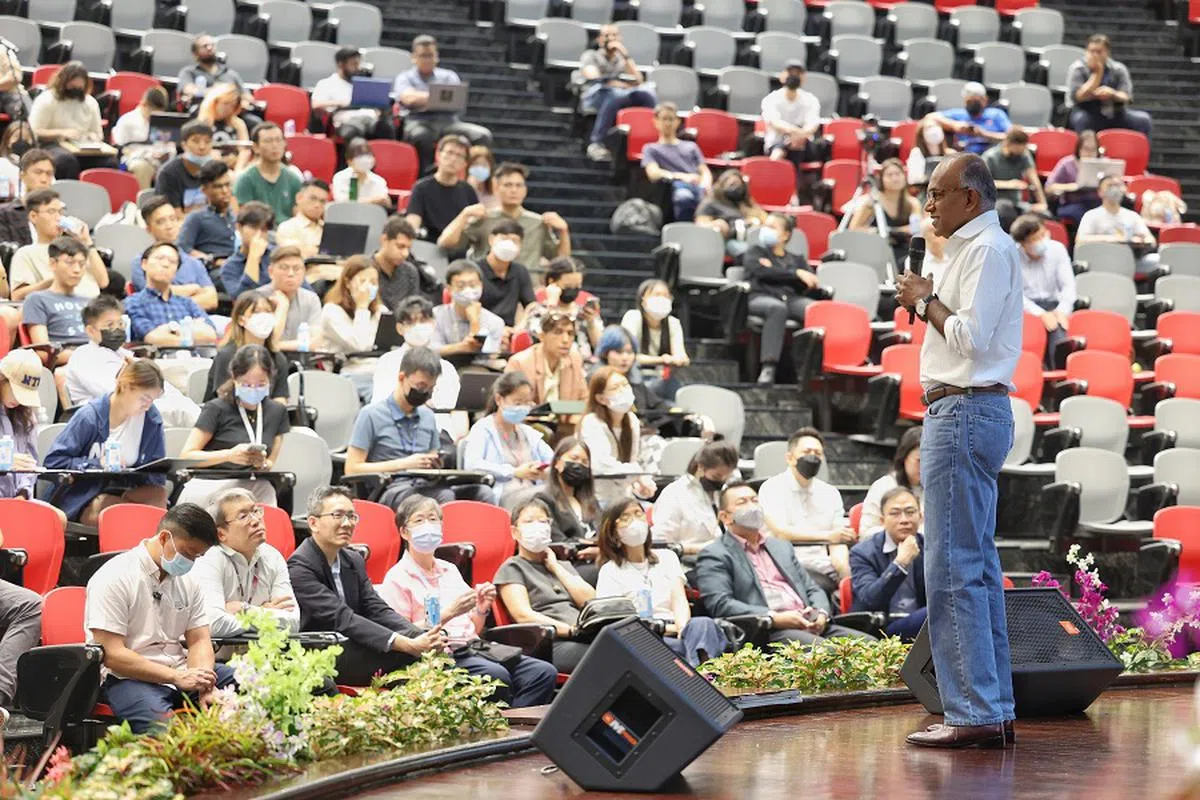 尚穆根在南洋理工大学学生会主办的部长论坛上，针对一系列社会课题同超过300名来自各所大学的学生进行交流。（联合早报）