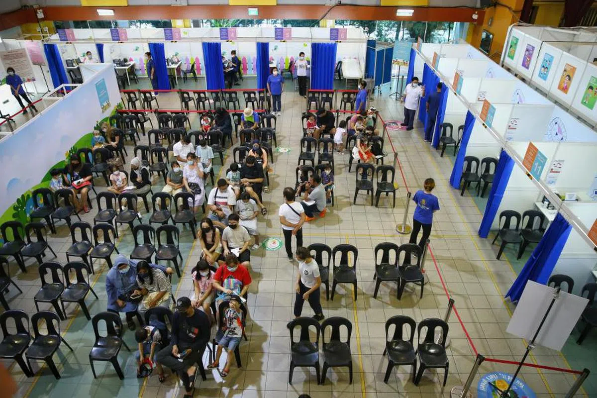 本地目前每天平均有1万3000人接种冠病二价疫苗。（海峡时报）