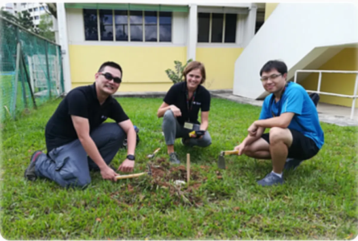 凯伦博士（中）和她的研究团队。（Karen Lythgoe博客）