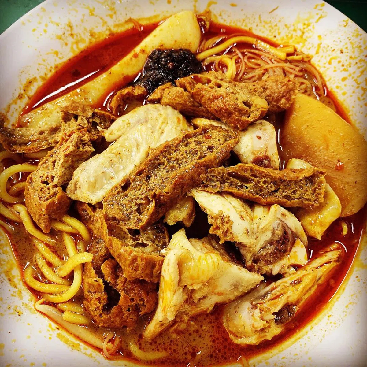  浓郁的咖喱汤汁配上丰富的材料，绝对令人忍不住食指大动。（新加坡开饭喇） 