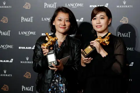 台湾导演傅榆（右）拍摄的《我们的青春，在台湾》获颁金马奖最佳纪录片奖。左为纪录片制片人洪廷仪。（路透社）