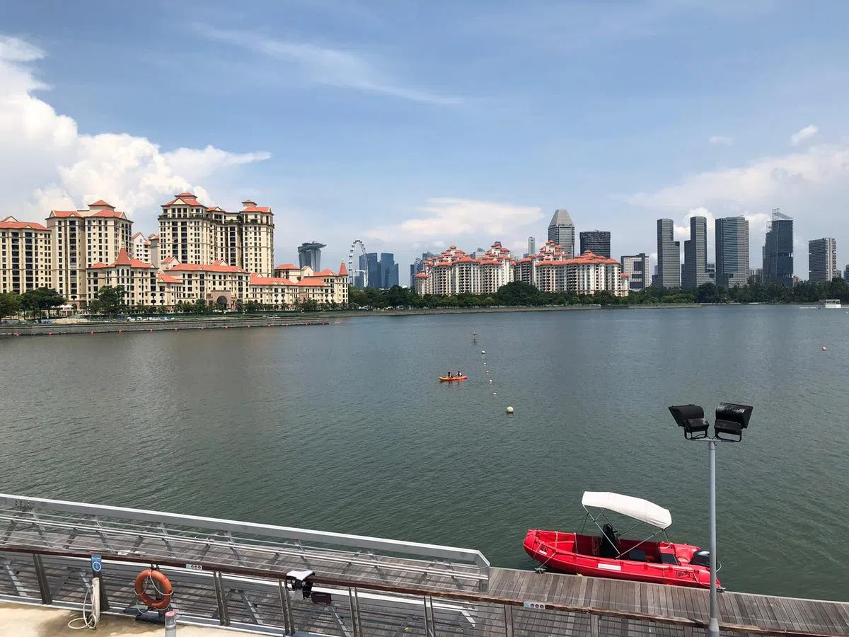  本来以为没有人会在炎热的大太阳下进行水上活动，但我错了，还是有人是不怕热的……（戴筠懿摄） 