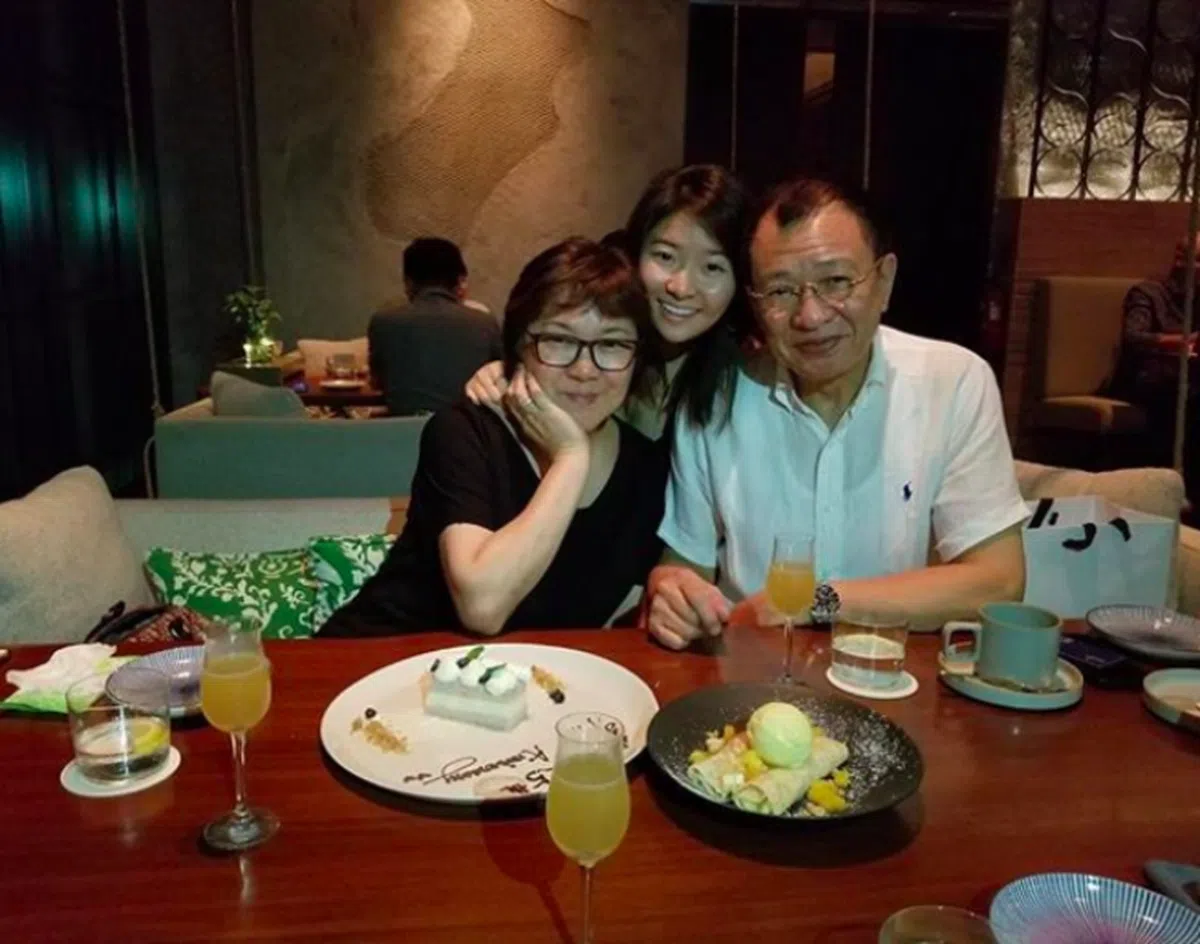  许绍雄去年和妻子龙嬿而庆祝结婚25周年，在个人面簿上传吃饭庆祝的全家福。（许绍雄个人面簿） 