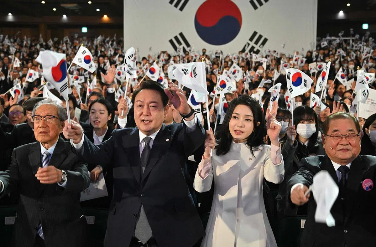 韩国总统尹锡悦（前排左二）为了保护丑闻缠身的妻子金建希（前排右二），已有四个月没一起出席公开活动。（韩联社）