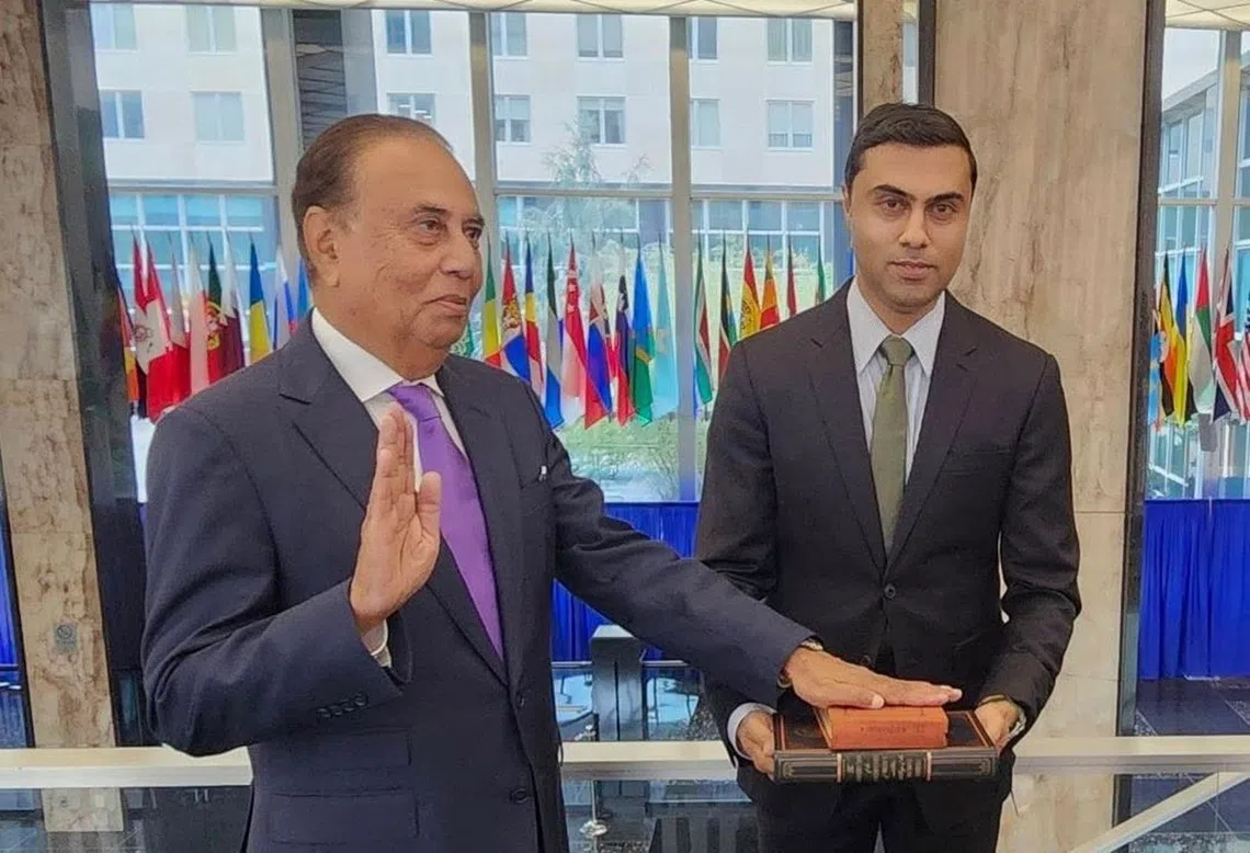 安贾尼·辛哈（Anjani Sinha，左）10月23日宣誓就任美国驻新加坡大使。