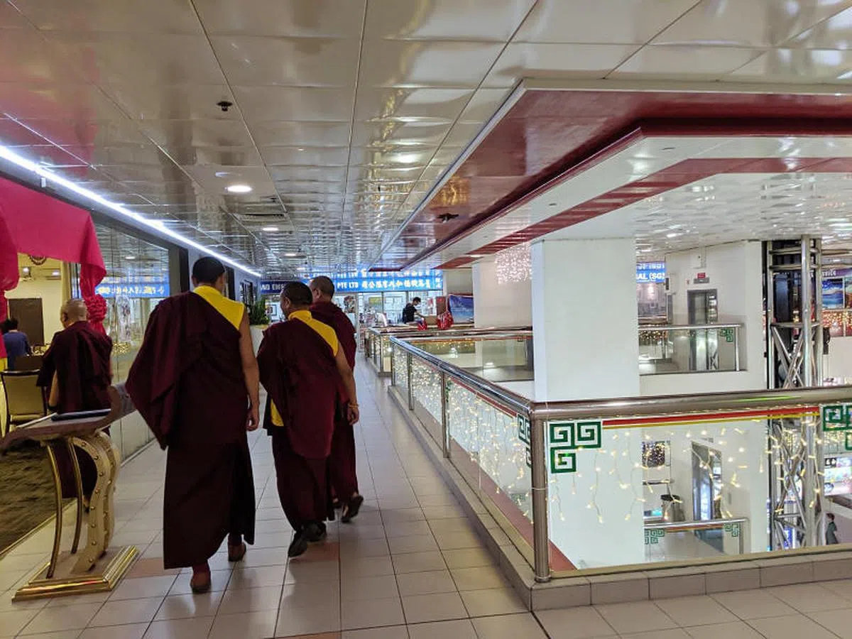  西藏喇嘛前去吃斋菜。（新明日报） 