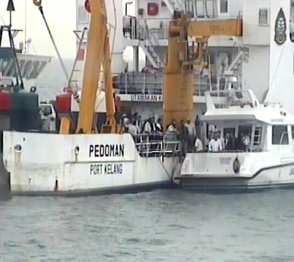  柔州大臣和民主行动党议员陈泓宾在浮标船上向船员了解情况。（新加坡警方） 