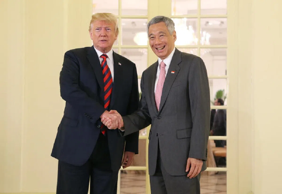 2018年6月11日，时任新加坡总理李显龙和到访新加坡的美国总统特朗普（左）在总统府举行双边会谈。（联合早报）