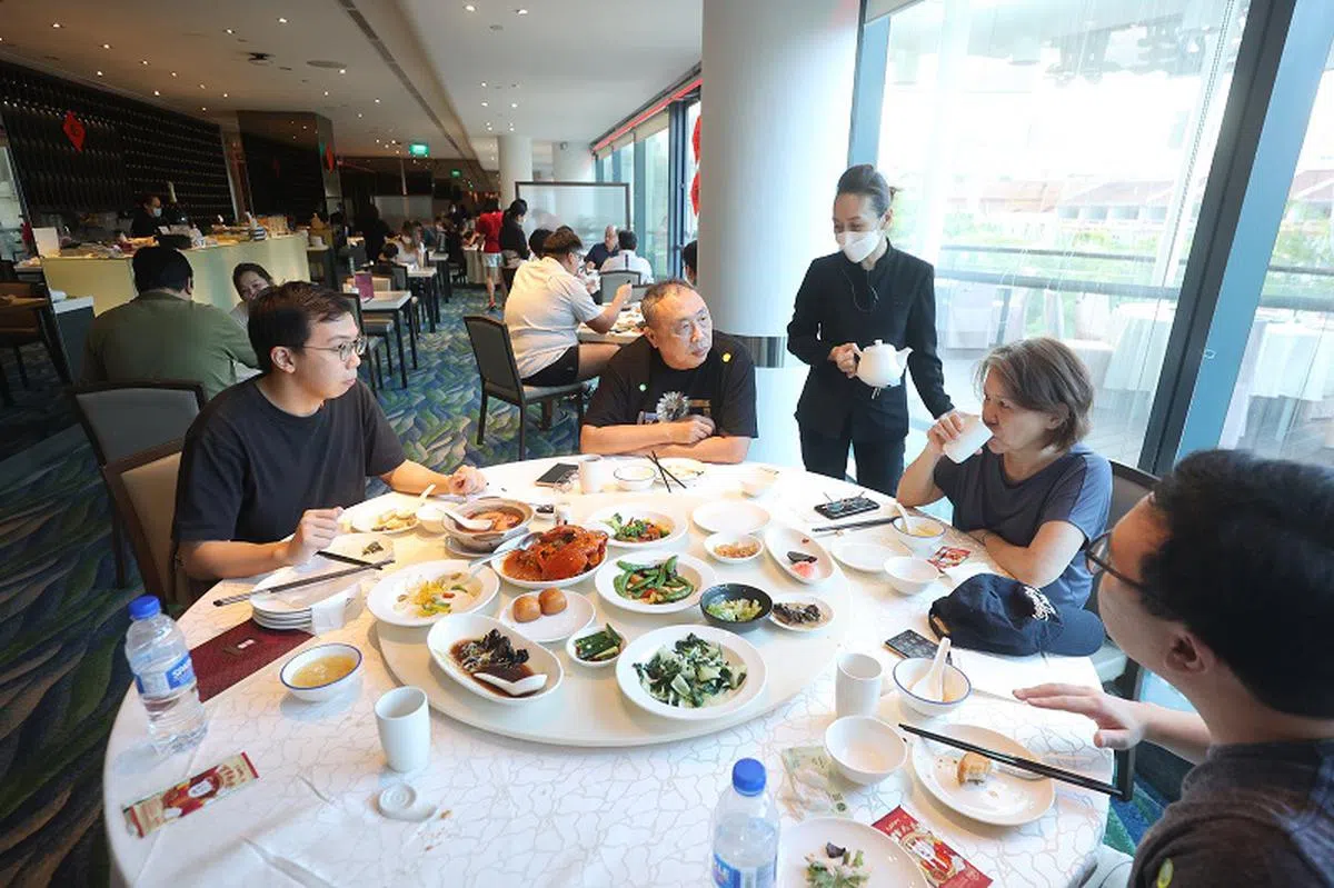 阔别已久终于不必再限于五人同桌，消费者肯定兴奋不已。（联合早报）