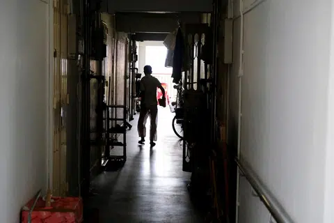 老龄化和少子化导致本地独居老人越来越多。（联合早报）