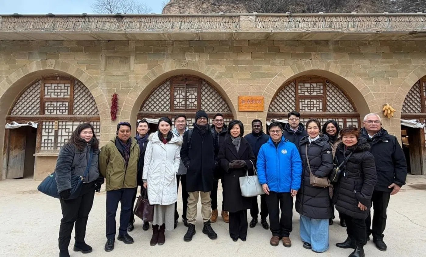 普杰立医生（左六），带领部分人民行动党中委及成员，在零度以下的气温参观延安梁家河村知青旧居。